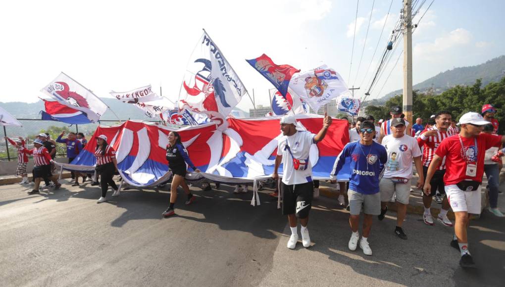 La majestuosa llegada de la Ultra Fiel para final de ida de Olimpia ante Marathón