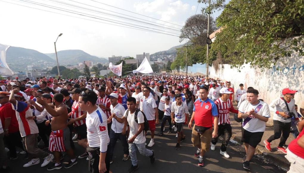 La majestuosa llegada de la Ultra Fiel para final de ida de Olimpia ante Marathón