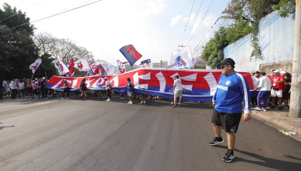 La majestuosa llegada de la Ultra Fiel para final de ida de Olimpia ante Marathón