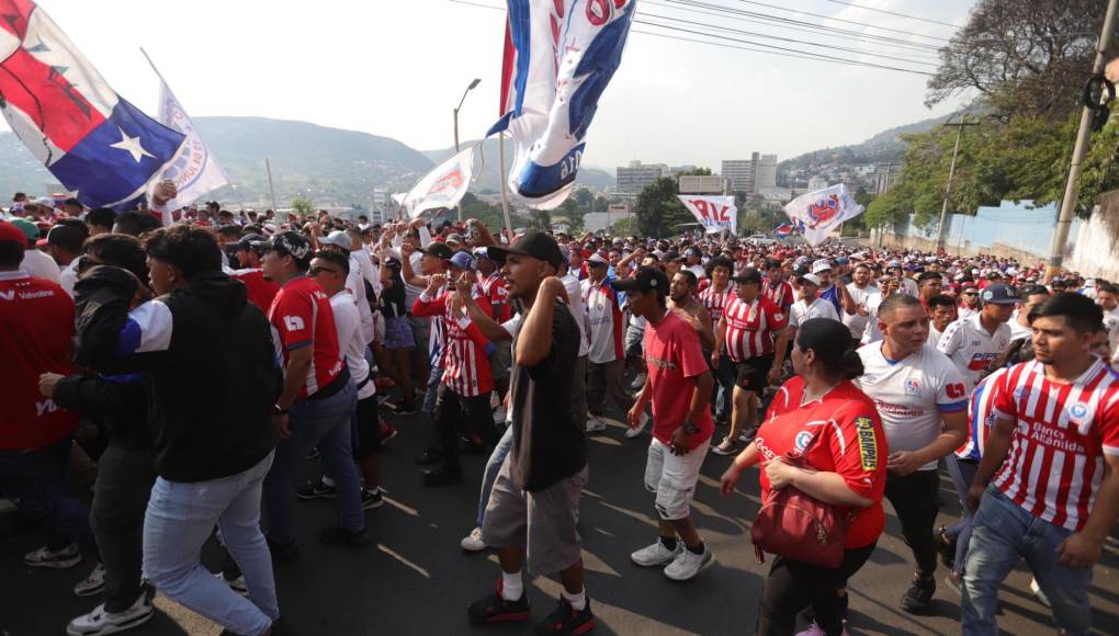 La majestuosa llegada de la Ultra Fiel para final de ida de Olimpia ante Marathón