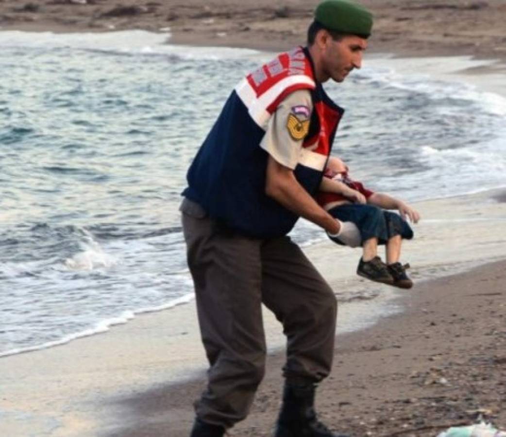 Policía que levantó el cuerpo: 'Cuando vi a Aylan Kurdi pensé en mi hijo'