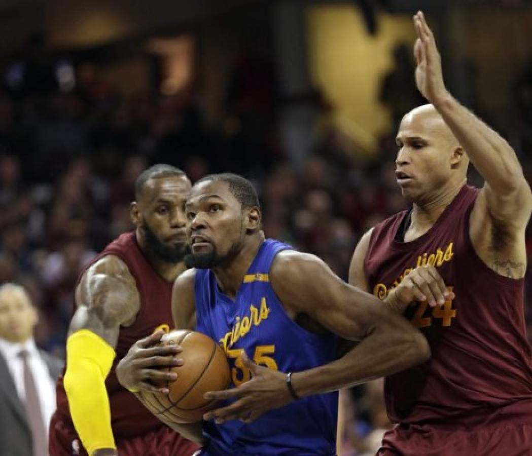 NBA reconoce dos errores arbitrales en el Cavs-Warriors