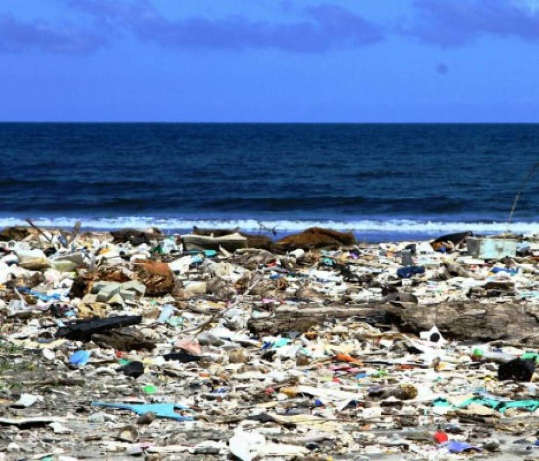 Playa de Omoa se llena de basura procedente de Guatemala