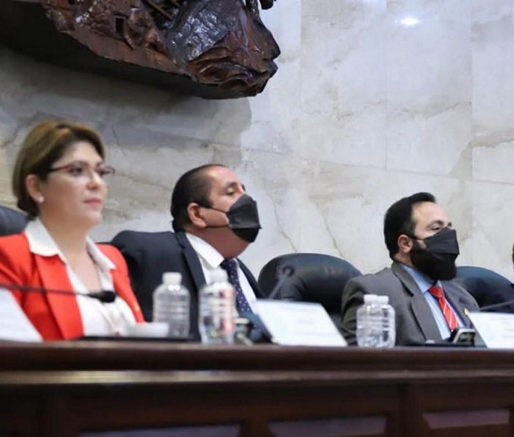 Luis Redondo, Carlos Zelaya y Angélica Smith, miembros de la junta directiva del Congreso Nacional, fueron denunciados.