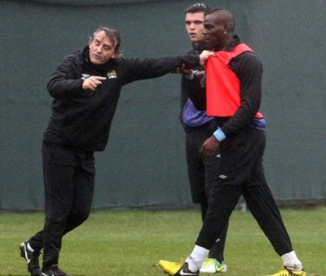 Mancini zarandea a Balotelli en entrenamiento del Manchester City