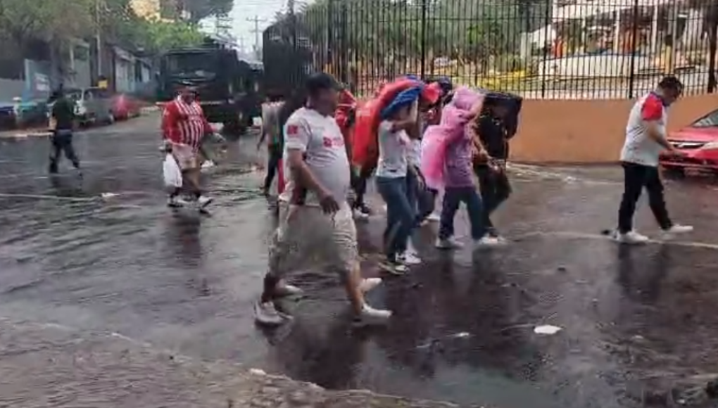 Tremendo aguacero, banderazo de la Ultra Fiel y las bellas chicas en el clásico capitalino