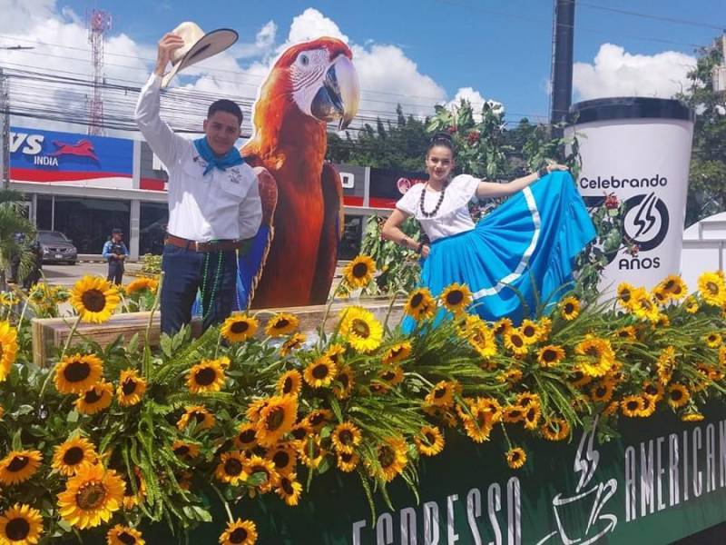 En un ambiente colorido y festivo, los capitalinos celebran este sábado el 446 aniversario de la ciudad capital.