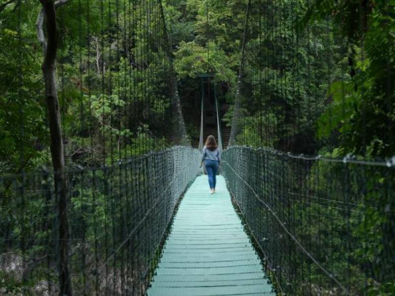 Transitar por el puente colgante de más de 200 metros de longitud es una experiencia inolvidable.