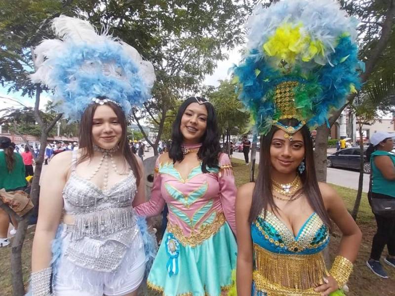 Guapas jovencitas robaron suspiros durante sus actuaciones en las carrozas del Carnaval de Tegucigalpa.