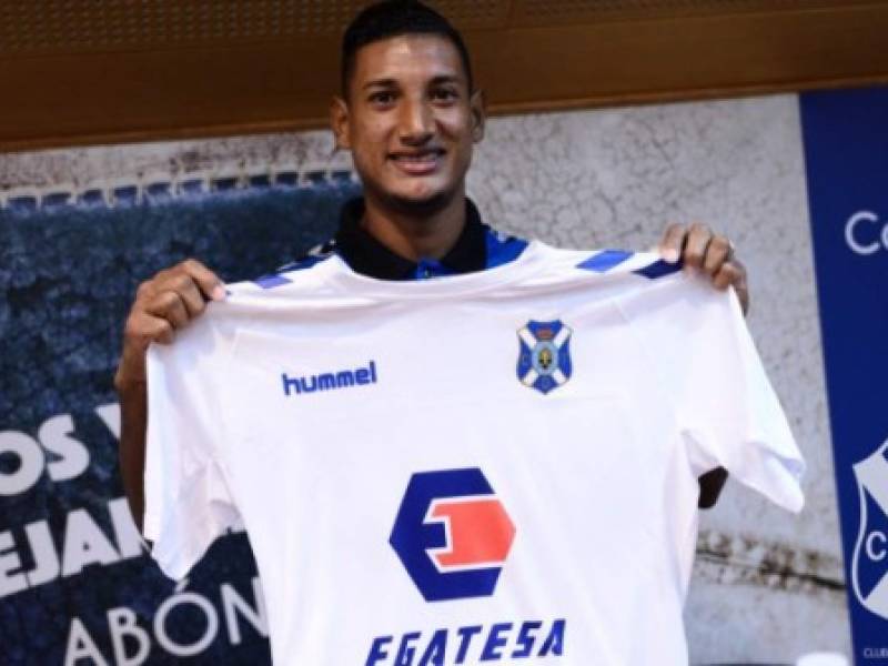 Bryan Acosta mostrando orgulloso la camisa de su nuevo equipo, el Tenerife. (Foto: Redes)