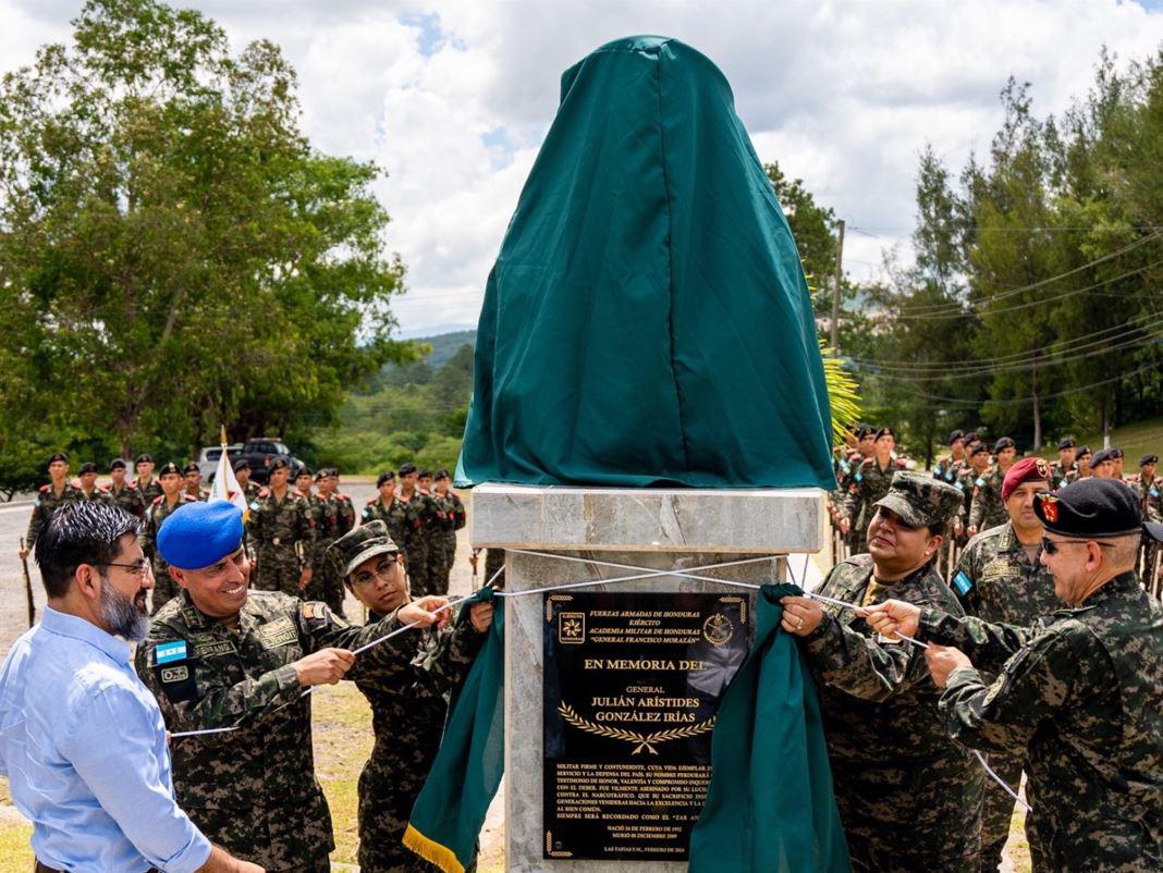 Develan busto en honor al zar antidrogas Julián Arístides González