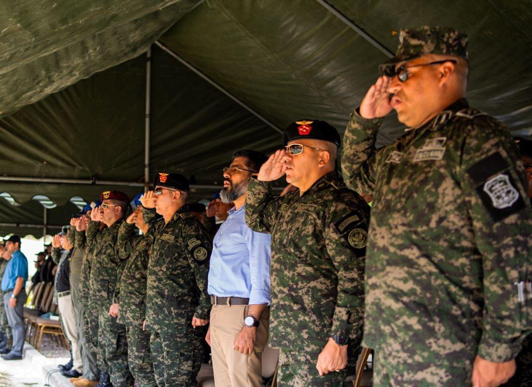 Develan busto en honor al zar antidrogas Julián Arístides González