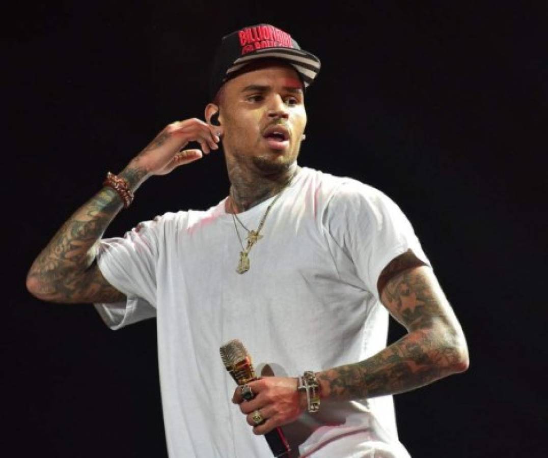 Chris Brown enseña zona intima en concierto