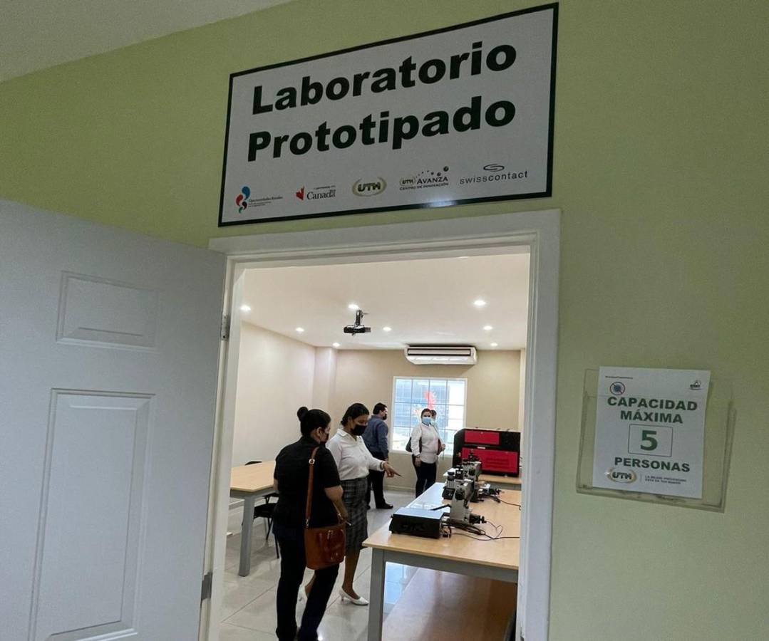 Esta iniciativa ofrece capacidades operacionales (equipamientos y acondicionamientos) que incluyen laboratorio audiovisual y prototipado para la creación de productos mínimos viables.