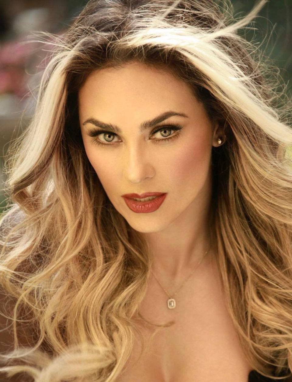 Despampanante y bella, así luce Aracely Arámbula a sus 48 años