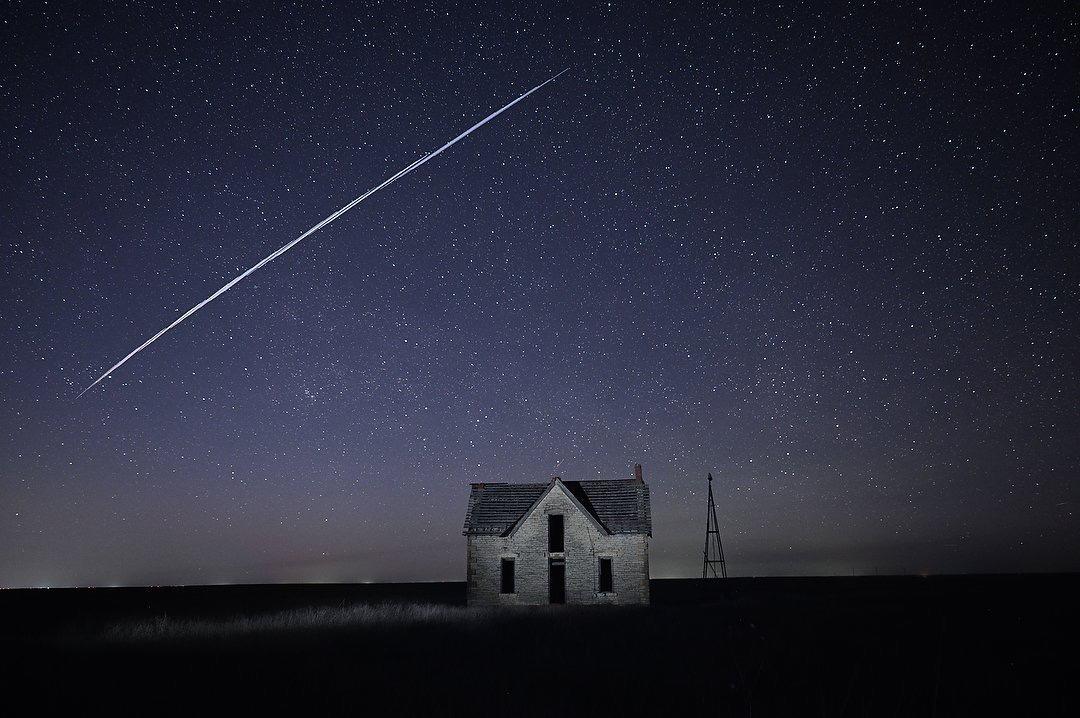 $!En esta larga exposición, una serie de satélites SpaceX Starlink pasa sobre Kansas en el 2021.