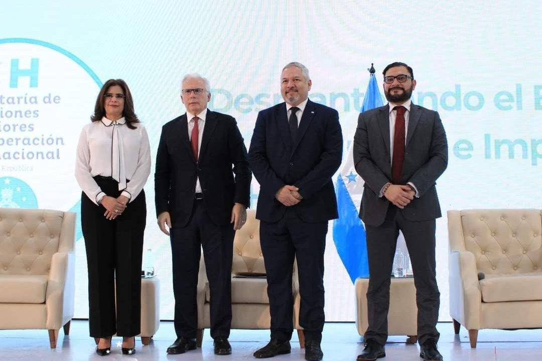 $!El exjuez español, Baltasar Garzón, viajó a Honduras para participar en el foro sobre las Zonas de Empleo y Desarrollo Económico (ZEDE) y la soberanía nacional. Esta fotografía corresponde a una segunda visita el 10 de enero de 2024 para una conferencia sobre lucha contra la corrupción e impunidad.