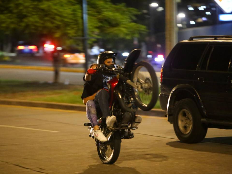 Con sus imprudentes acrobacias decenas de motociclistas atentan contra la seguridad vial de conductores a los que no les caen en gracia sus piruetas.