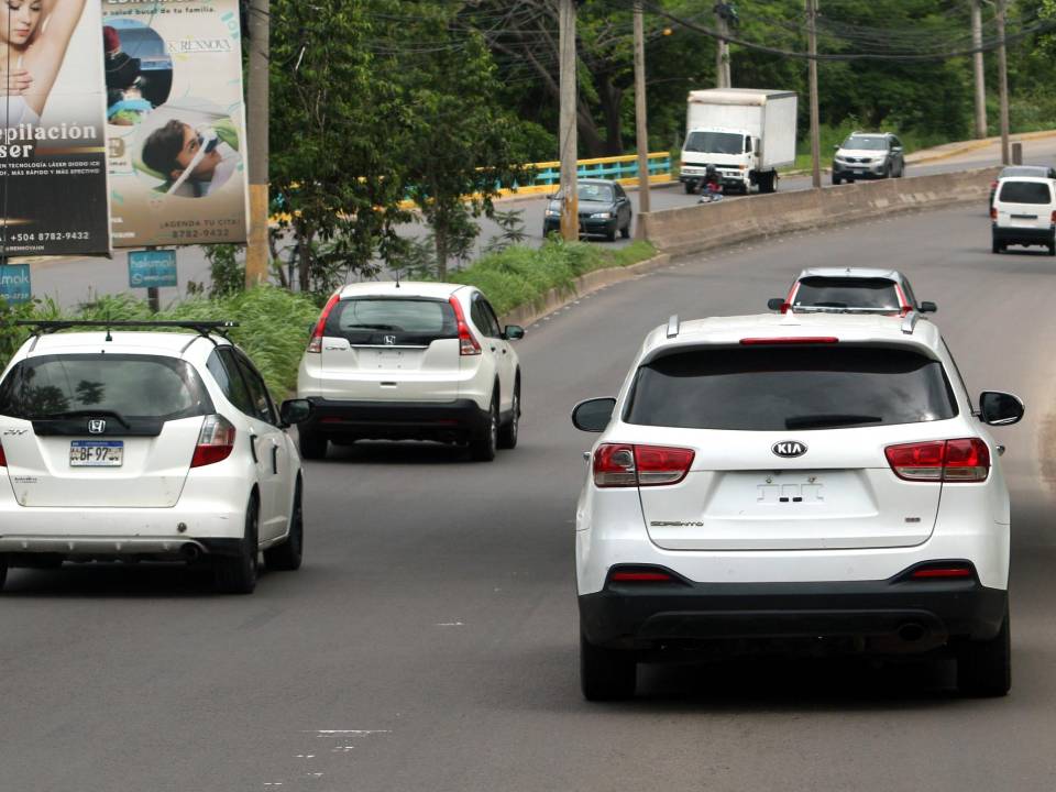 El desabastecimiento de placas vehiculares ocasiona que los automóviles circulen sin identificación