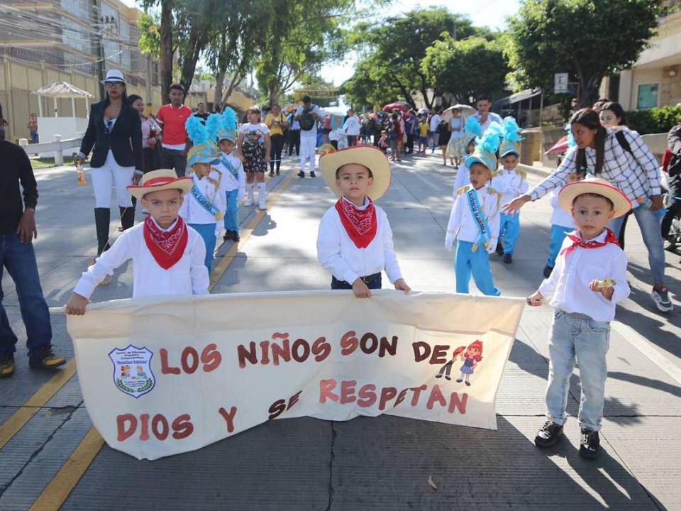 Una jornada de color, sonrisas y ternura, pero sobre todo amor a Honduras imperó esta mañana en la capital hondureña con el desfile de los niños de prebásica del distrito 14 que marcharon desde el Hospital San Felipe hasta el barrio Guanacaste.