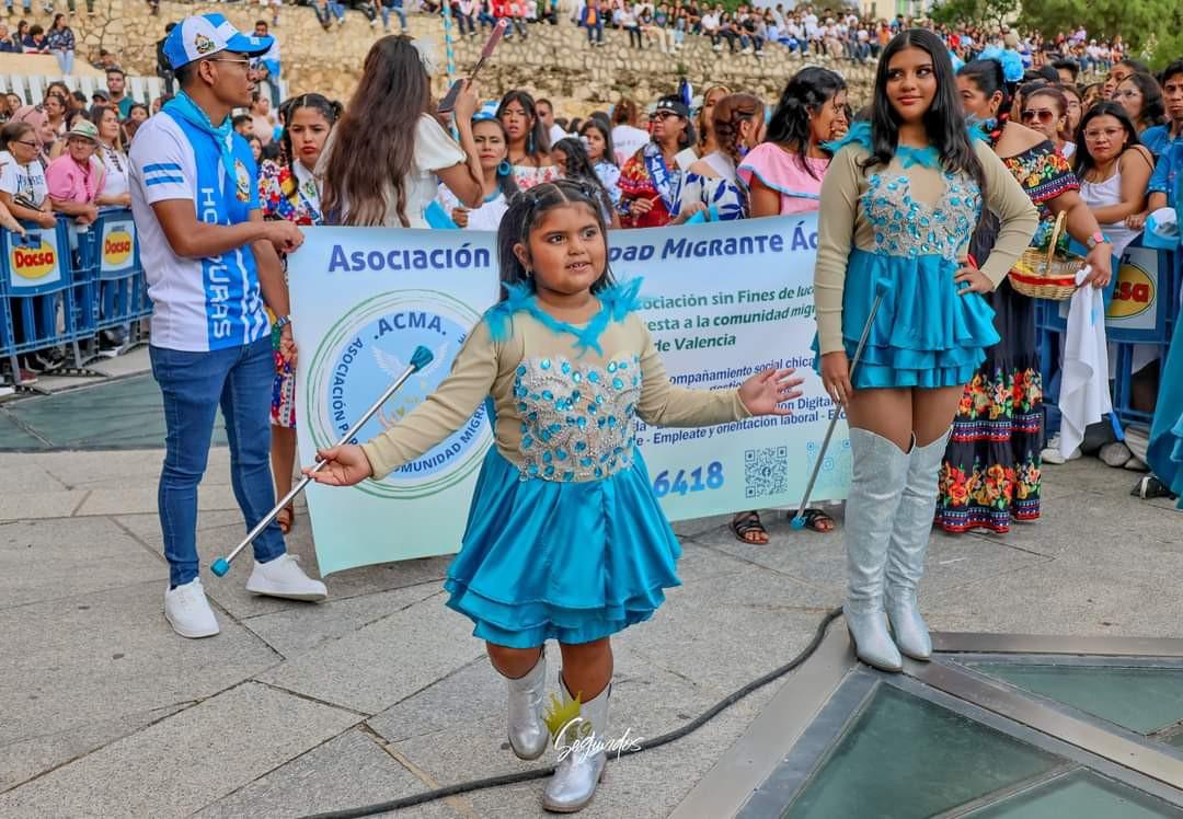 Niñas hondureñas voluntarias de Bombers Fénix brillan en desfile de Valencia, España