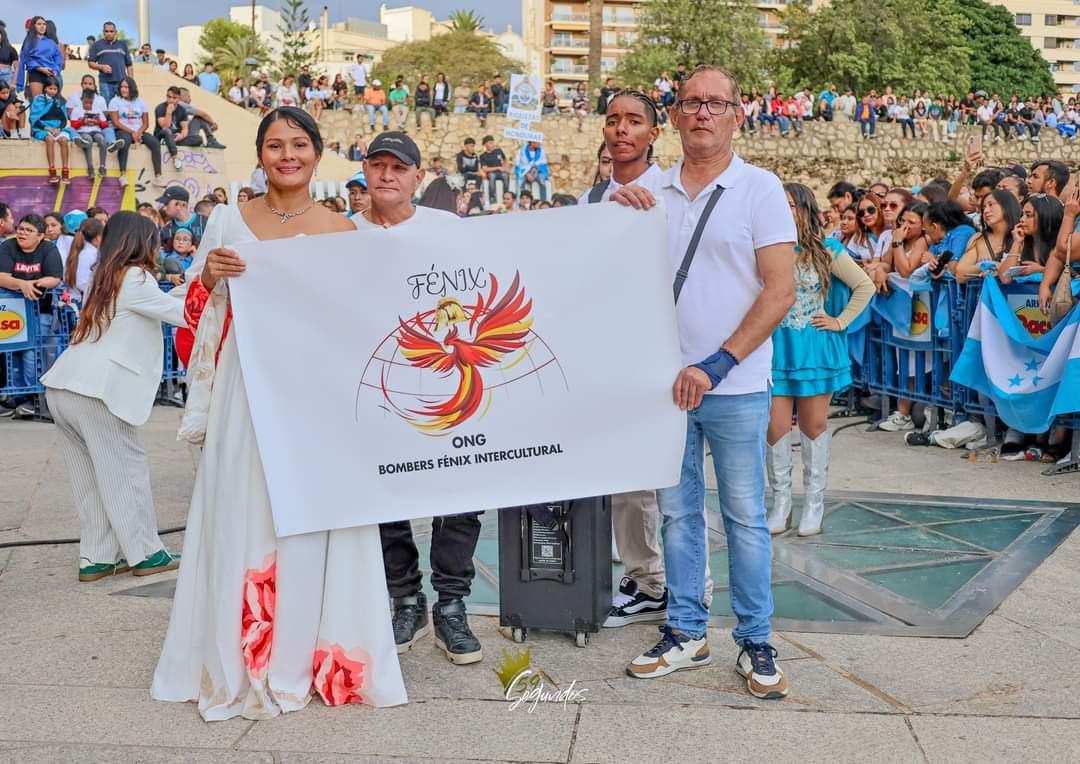 Niñas hondureñas voluntarias de Bombers Fénix brillan en desfile de Valencia, España