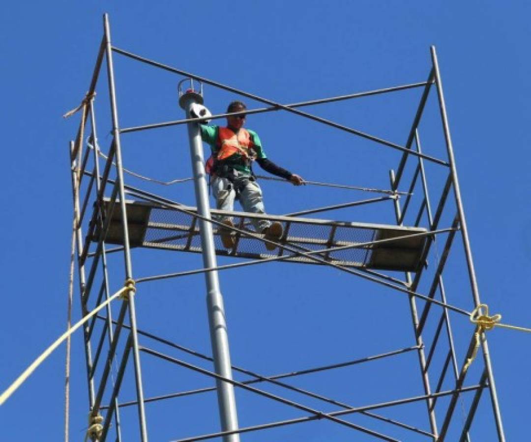 Reparan asta de monumento de La Paz en Tegucigalpa   