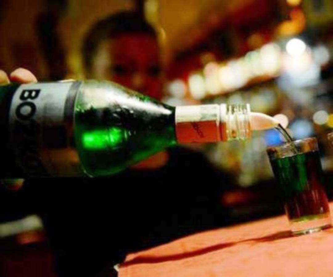 Sube a 90 el número de muertos por ingerir alcohol adulterado en India