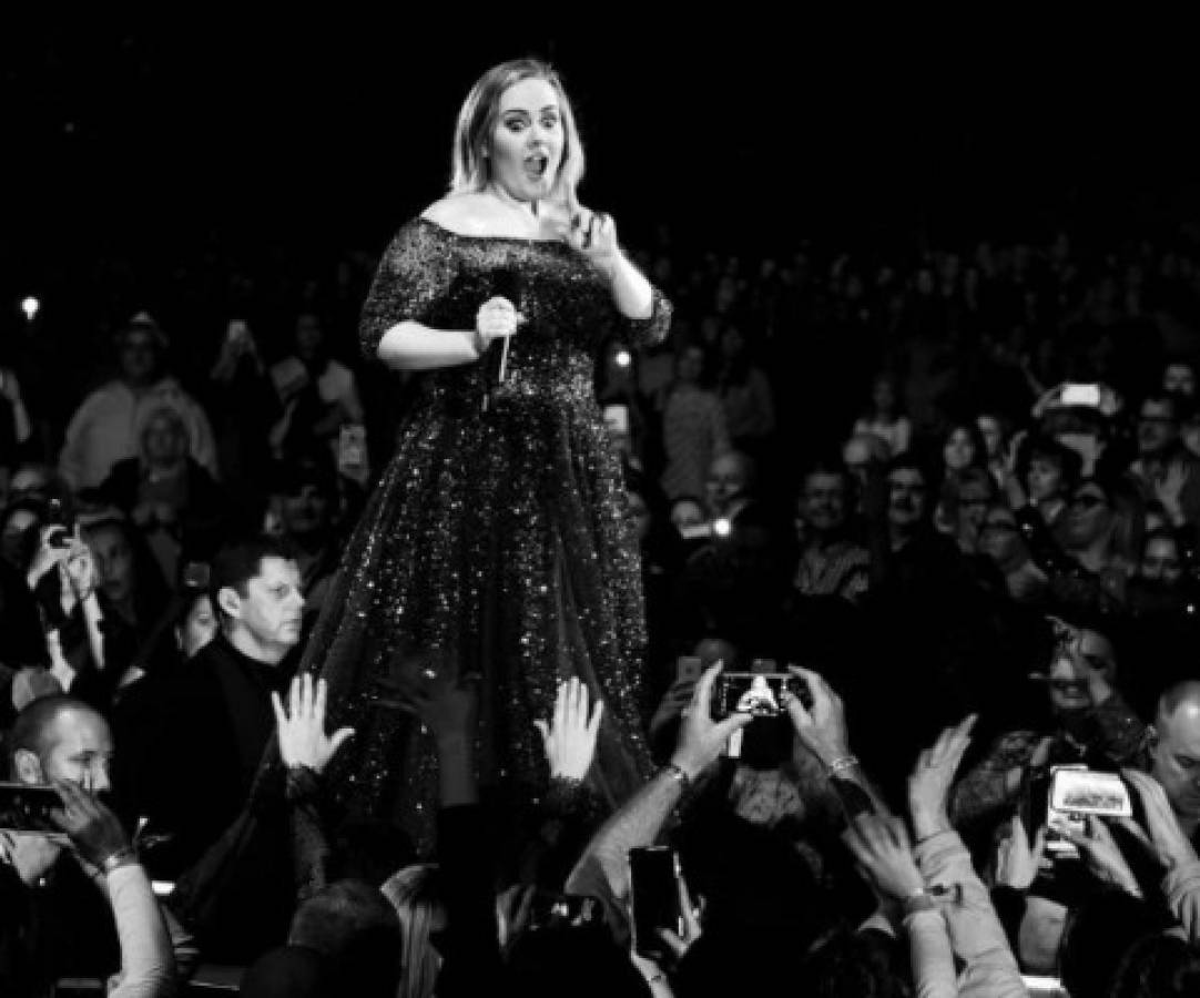 En insólita y millonaria subasta, ponen a la venta el aire de los pulmones de Adele