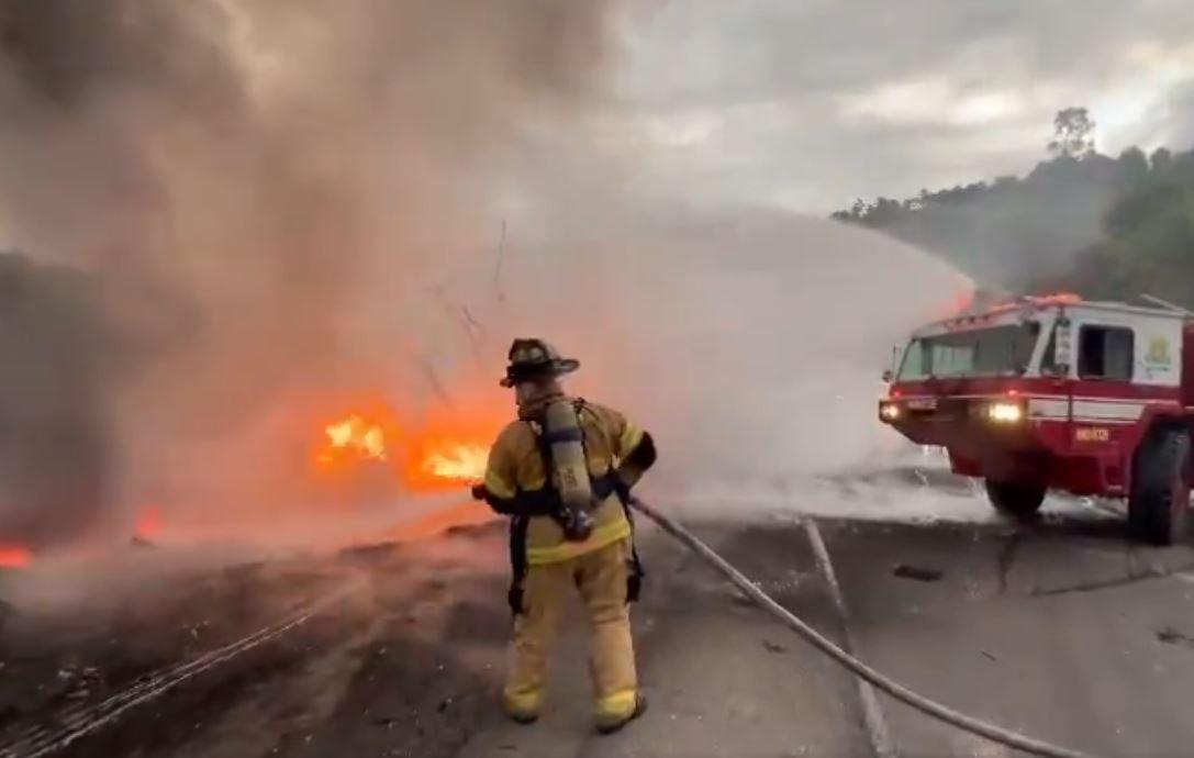 El pavoroso incendio de cisterna tras volcarse donde conductor quedó vivo de milagro