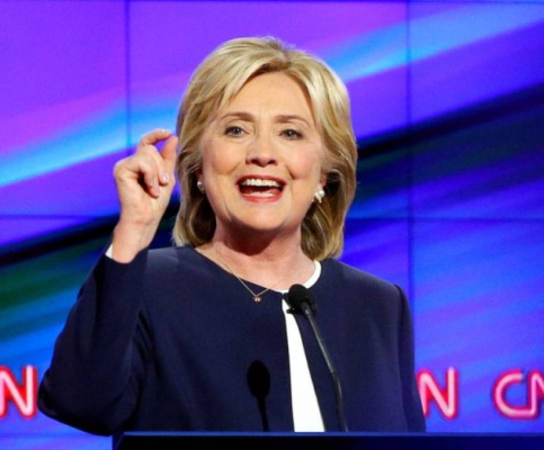 Hillary Clinton domina primer debate de los demócratas