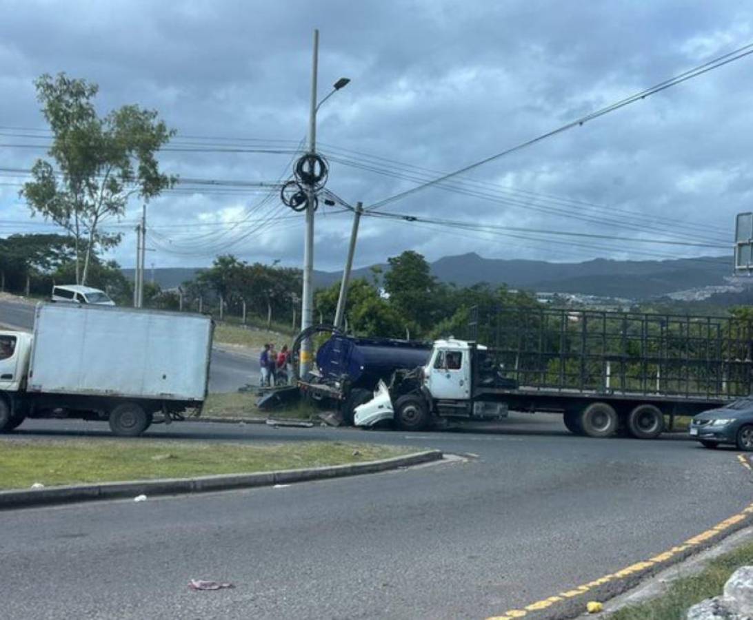 Dos heridos tras colisión de camiones en el desvío a colonia Los Laureles