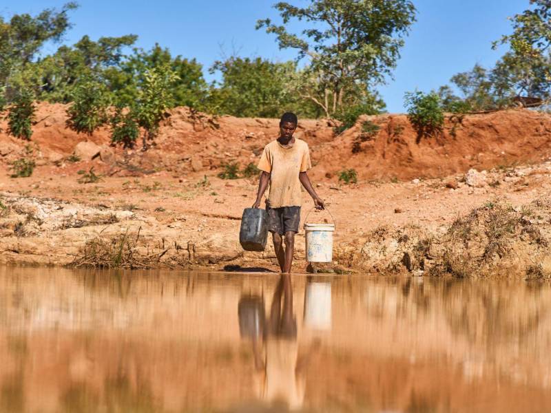 Más de 30 millones de personas en el sur de África padecen la sequía. Recolectando agua en Zimbabue. (Zinyange Auntony/Agence France-Presse — Getty Images)