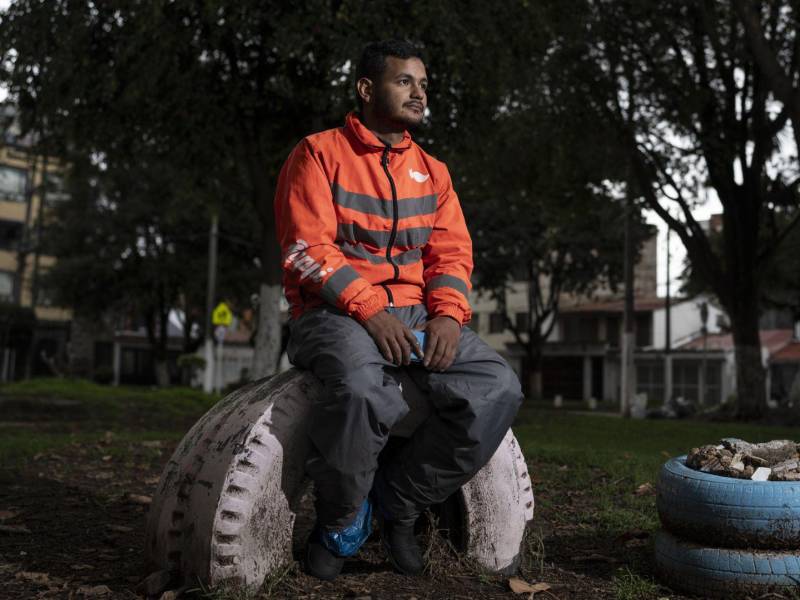 Daniel García, un repartidor venezolano, decidió quedarse en Colombia en lugar de migrar a Estados Unidos.