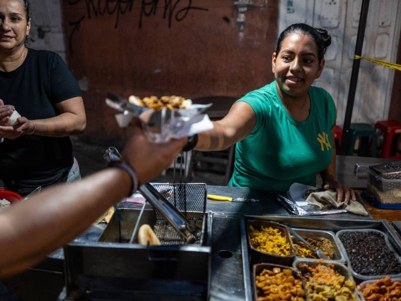 Arepas rellenas de Barrio Antioquia en Medellín, Colombia, donde tienden a ser más crujientes y compradas en tienda.