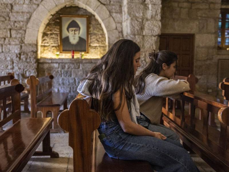 Fieles oran al interior de la iglesia Mar Charbel en la aldea cristiana maronita de Annaya, Líbano. (David Guttenfelder para The New York Times)