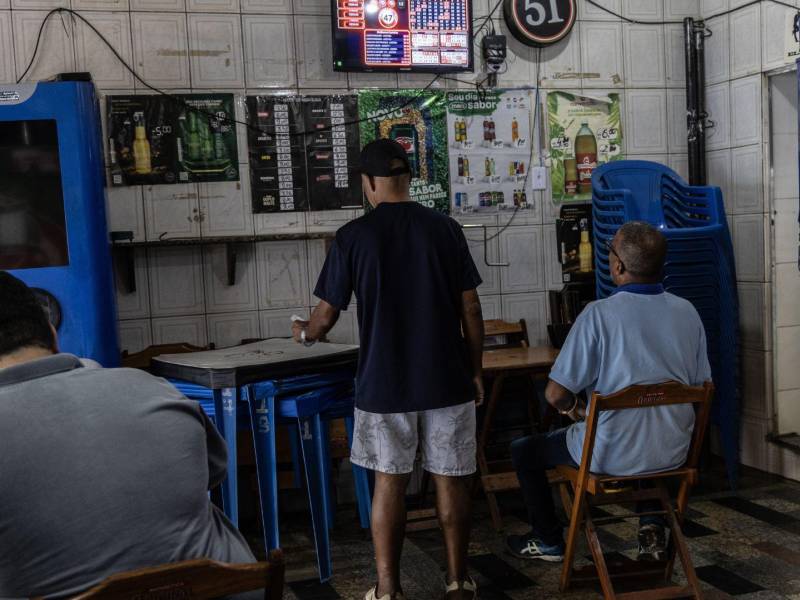 Realizando apuestas en Mesquita, Brasil. Los juegos de azar son populares en todo el País, hasta en la selva tropical.