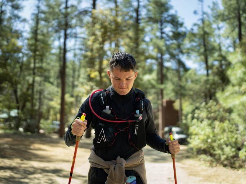 Zach Bates en el segundo día de Cocodona 250, ultramaratón realizada en mayo en Arizona.