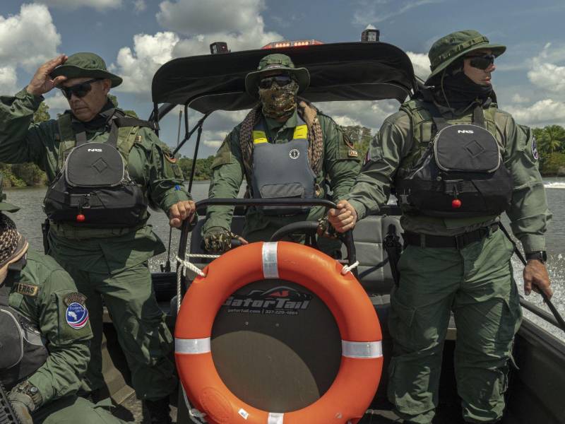 Miembros de la policía fronteriza de Costa Rica en un patrullaje acuático. Revisan manglares en busca de actividad sospechosa. (Alejandro Cegarra para The New York Times)