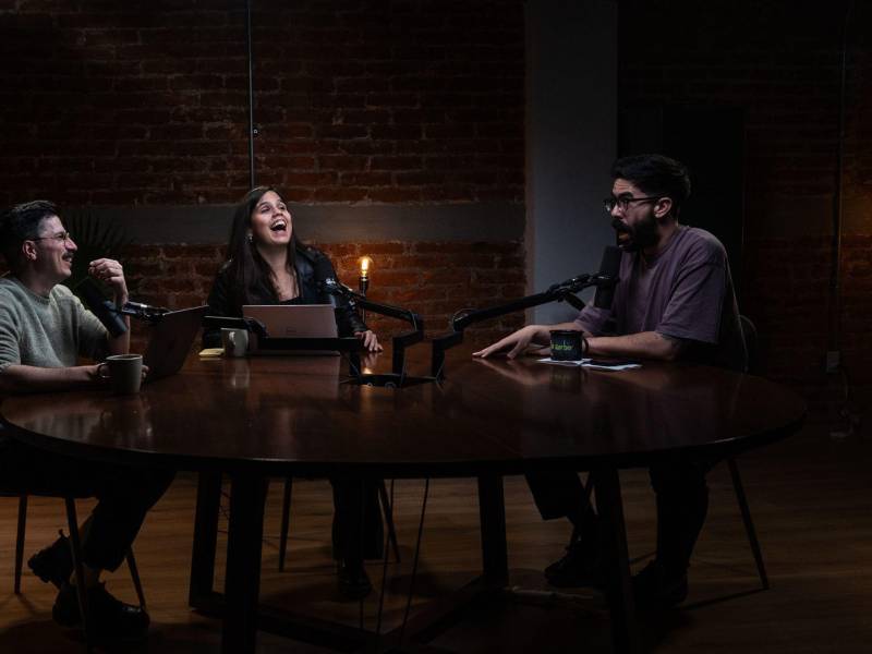 (De izq.) Chucho Roldán, Estefanía León y Daniel Enrique Pérez en su estudio en Ciudad de México.