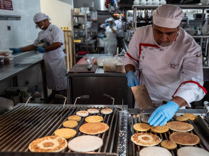 Gustavo Zapata, chef en la cadena de restaurantes Sancho Paisa en Medellín, Colombia, hace varios tipos de arepas.