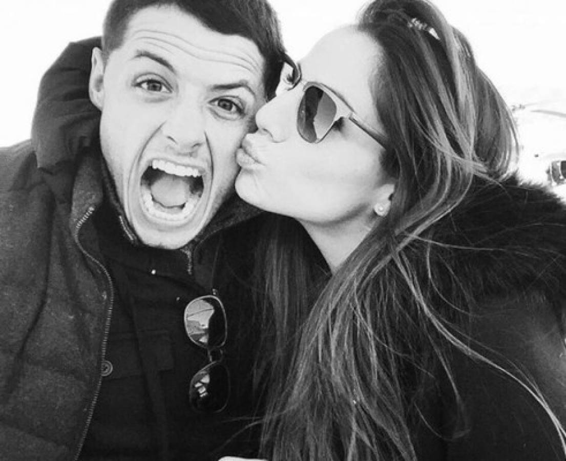 La novia de 'Chicharito' Hernández muestra foto semidesnuda