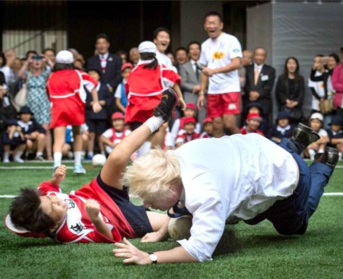 VIDEO: Alcalde de Londres derriba niño japonés jugando rugby callejero