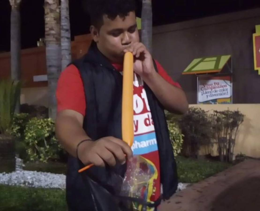 David Globber, el joven hondureño que infla globos de alegría en la calle