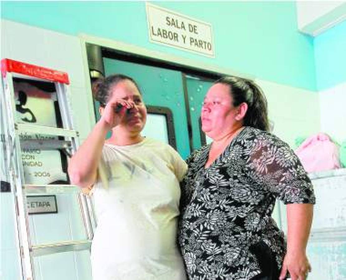 La angustia y la desesperaciÃ³n se apoderaronde una madre cuando se dio cuenta que le habÃ­an intercambiado su bebÃ© en el Hospital Materno Infantil.La joven Ligia Claudeth Obando (27), dio a luz, segÃºnella, a una niÃ±a en horas de la madrugada de ayer, viernes. Sin embargo, a eso de las 10:00 de la maÃ±ana, cuando le entregaron a la supuesta bebÃ©,ella se dispuso a cambiar su paÃ±al y se dio cuenta que elretoÃ±o que tenÃ­a en sus manos era un varÃ³n.