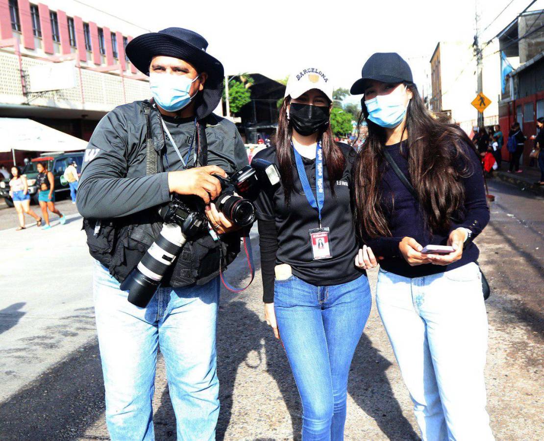 Fotorreporteros y periodistas en acción durante las Fiestas Patrias.