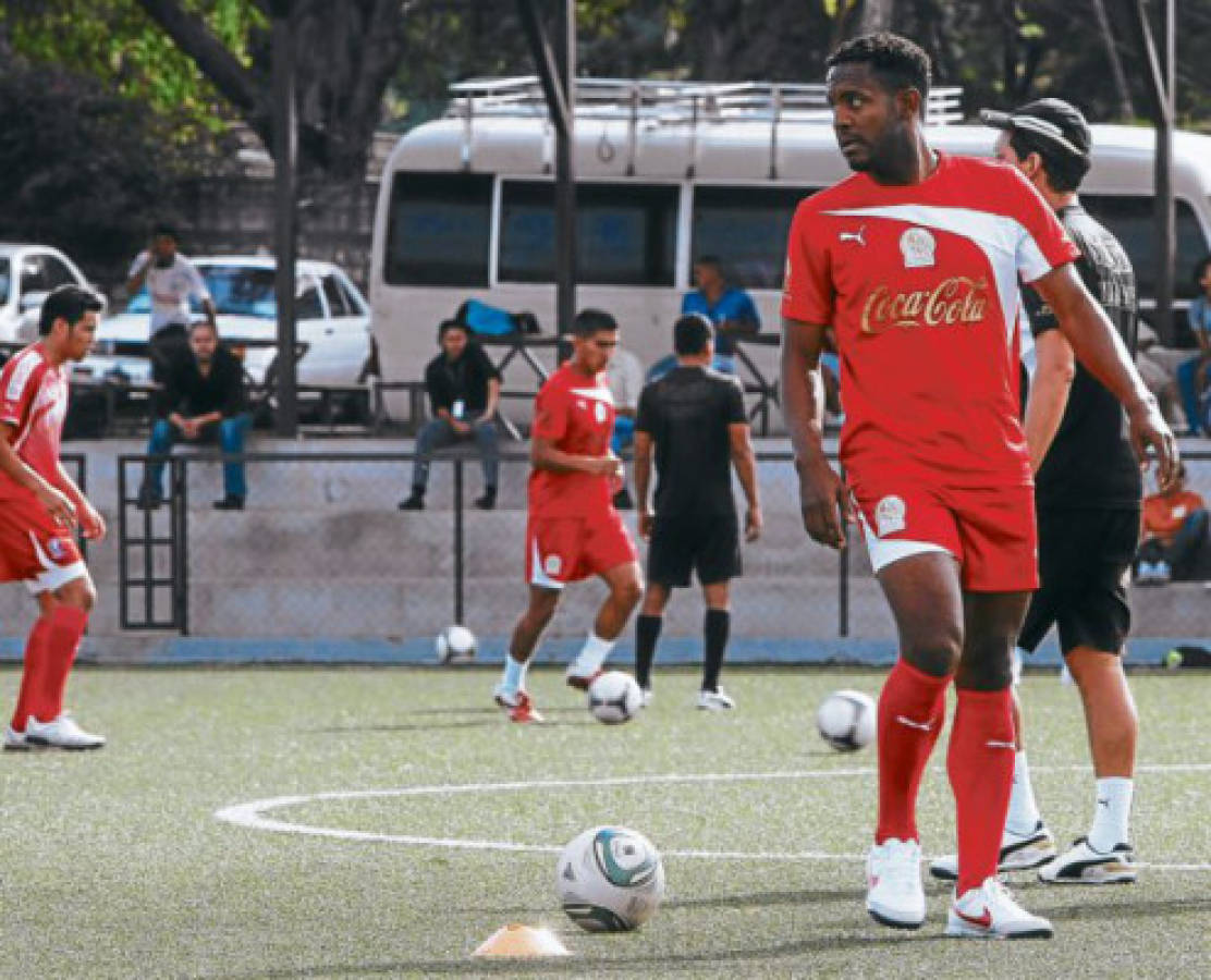 Luciano va por el gol 200