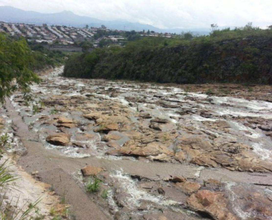 Rebosa la represa Los Laureles tras lluvias