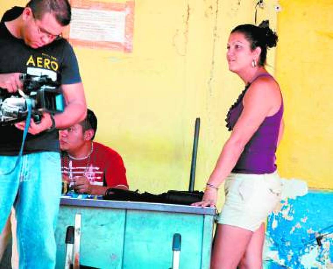 San Pedro Sula. Guapa y coqueta,de cabellera larga y torneadafigura. AsÃ­ lucÃ­a â??Keysaâ?,una mujer que tenÃ­a a todoscon la boca abierta en la aldeaLas MarÃ­as, Santa Cruz de Yojoa.Lo que nadie sabÃ­a era eloscuro pasado que ocultaba.La que todos creÃ­an que erauna esbelta mujer era en realidadun hombre tratando deocultar su identidad para evadirla justicia.Se trata de JosÃ© Lucas MajanoMejÃ­a, de 25 aÃ±os, a quientras subir varias fotos a las redessociales su exesposa lo reconociÃ³y denunciÃ³ ante las autoridades,quienes lo buscaban porhaber abusado sexualmente desu hijastro de nueve aÃ±os.