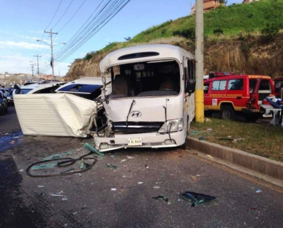 Microbuses 'brujo” y 'ejecutivo” colisionan y dejan doce heridos